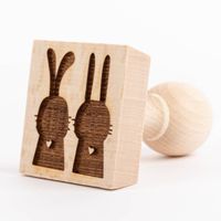 Kekesstempel aus holz mit hasenmotiv