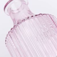 kleine vase mit geriffelter oberfläche lila detail oberfläche