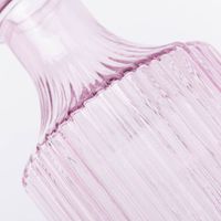 87364-Vase-Flaschenform-zylinderfoermig-mit-geriffelter-Oberflaeche-transparent-Glas-gross-oder-klein-DSC-8281-04.jpg große vase mit geriffelter oberfläche lila detail oberfläche