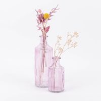 87364-Vase-Flaschenform-zylinderfoermig-mit-geriffelter-Oberflaeche-transparent-Glas-gross-oder-klein-DSC-8281-Gruppe-01.jpg Gruppenbild große und kleine vase mit geriffelter obefläche in lila mit blumen dekoriert
