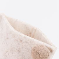 Eierwärmer in Hasenform aus beigefarbenem Filz mit abstehendem SChwanz detail öffnung unten 