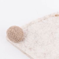 87394-Eierwaermer-Hase-aus-Polyesterfilz-in-hellgrau-dunkelgrau-oder-beige-8-5x22cm-114305-03.jpg Eierwärmer in Hasenform aus beigefarbenem Filz mit abstehendem SChwanz detail schwanz