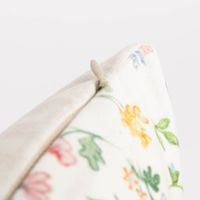 87454-Wende-Kissenhuelle-Hasenkopf-Blumen-Samtoptik-aus-Kunstfaser-beige-bunt-45x45cm-von-Clayre-und-Eef-DSC-9610.jpg Kissenhülle mit Hasenkopf und Blumen in beige weiß bunt quadratisch detail reißverschluss