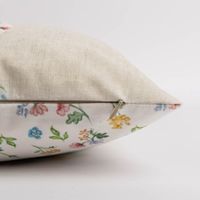 87454-Wende-Kissenhuelle-Hasenkopf-Blumen-Samtoptik-aus-Kunstfaser-beige-bunt-45x45cm-von-Clayre-und-Eef-DSC-9611.jpg Kissenhülle mit Hasenkopf und Blumen in beige weiß bunt quadratisch detail höhe und reißveschluss