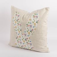 87454-Wende-Kissenhuelle-Hasenkopf-Blumen-Samtoptik-aus-Kunstfaser-beige-bunt-45x45cm-von-Clayre-und-Eef-DSC-9612.jpg Kissenhülle mit Hasenkopf und Blumen in beige weiß bunt quadratisch vorderseite