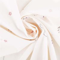 87461-Baumwollstoff-Popeline-Stoff-Hasen-Blumen-wollweiss-rosa-1-45m-Breite--MG-3836.jpg Baumwollstoff Popeline in Wollweiß mit Hasen-Print – strapazierfähig, langlebig und herrlich weich kunstvoll eingedreht in Falten