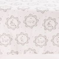 tischläufer mit grau-weißem Katzenmotiv mit Blumenkranz auf Tisch ausgelegt detail SToffstruktur