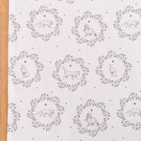 tischläufer mit grau-weißem Katzenmotiv mit Blumenkranz auf Tisch ausgelegt detail Motiv