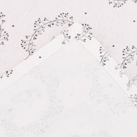 tischläufer mit grau-weißem Katzenmotiv mit Blumenkranz auf Tisch ausgelegt Detail Saum und Rückseite
