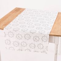 87472-Tischlaeufer-aus-Baumwolle-Katze-und-Punkte-in-weiss-schwarz-grau-50x140cm-von-Clayre-und-Eef-87472-02.jpg tischläufer mit grau-weißem Katzenmotiv mit Blumenkranz auf Tisch ausgelegt