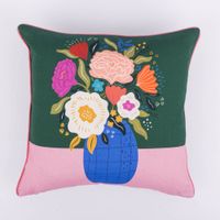 87603-Wende-Kissenhuelle-mit-Keder-Blumenvase-Flowers-Digitaldruck-aus-Baumwolle-gruen-rosa-bunt-45x45cm-von-Magma-DSC-KW16-2024-160.jpg Wende-kissenhülle mit Keder mit Blumenvase in bunt grün rosa