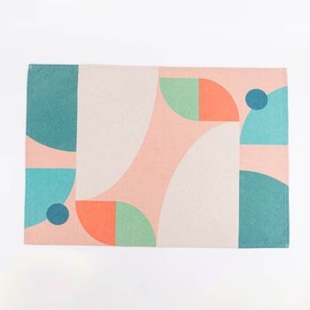 Geschirrtuch mit geometrischen Formen in verschiedenen pastelltönen