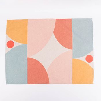Geschirrtuch mit geometrischen Formen in verschiedenen pastelltönen