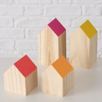 87679-Dekofigur-Haus-aus-Holz-mit-farbigem-Dach-koralle-orange-violett-oder-gelb-klein-oder-gross-8-12cm-Hauptbild-IlRU02SI-zoom.jpg Gruppenbild vier Dekohäuser aus vollholz mit farbigem dach