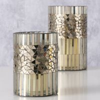 87701-2er-Set-Windlicht-aus-Glas-Mosaik-silber-13-5-und-20cm-hoch-Ambientebild-y72lpDJz-large.jpg 2 Windlichter groß und klein aus Glas im Mosaikmuster silber