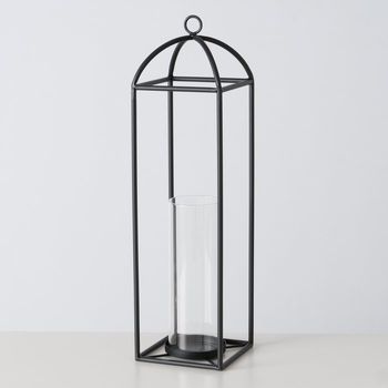 großes Windlicht mit schwarzem Metallgestellt und glaszylinder