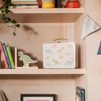 Lunchbox als Metallkoffer mit Dinomotiv in beige bunt dekoriert in Regal