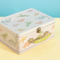 87740-Lunch-Box-Koffer-mit-Dinos-aus-Metall-beige-bunt-22x17x10cm-von-Sass-und-Belle-EVER003-Lifestyle-A.jpg Lunchbox als Metallkoffer mit Dinomotiv in beige bunt