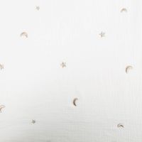87797-Musselin-Stoff-Double-Gauze-STARS-Stickerei-Sterne-Mond-weiss-1-35m-Breite-IMG-KW18-197.jpg Musselin Stoff Double Gauze STARS Stickerei Sterne Mond weiß 1,35m Breite