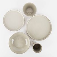 87844-Tasse-aus-Keramik-grau-320ml-IMG-KW20-055.jpg geschirrset in handgetöpferter Optik in grau gestapelt