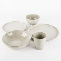 87844-Tasse-aus-Keramik-grau-320ml-IMG-KW20-056.jpg geschirrset in handgetöpferter Optik in grau gestapelt