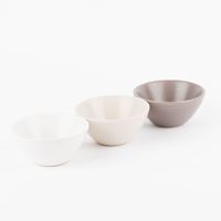 3 kleine schalen in taupe weiß und creme nebeneinander gestellt