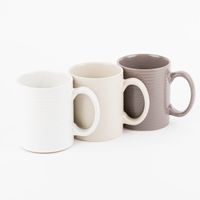 3 TAssen in weiß beige und taupe mit linienrelief