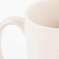 Tasse mit Linienrelief in beige