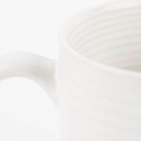 87847-Tasse-aus-Keramik-weiss-beige-oder-taupe-320ml-IMG-KW20-104.jpg Tasse mit Linienrelief in weiß