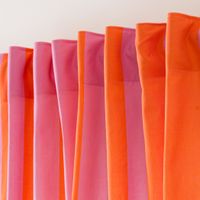 87872-Vorhang-mit-Smok-Schlaufenband-Streifen-orange-pink-in-245cm-oder-Wunschlaenge-von-SCHoeNER-LEBEN--IMG-KW23-257.jpg Vorhang mit Smok-Schlaufenband Streifen orange pink von SCHÖNER LEBEN. Detail Falten