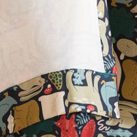 Rückseitige Ansicht Saum bei Vorhang Kinderzimmer mit Smok-Schlaufenband Waldtiere Scandi blau rot beige in 245cm oder Wunschlänge von SCHÖNER LEBEN.