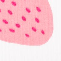 Musselin Stoff STRAWBERRIES Erdbeeren groß offweiß pink 1,35m Breite