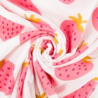 Musselin Stoff STRAWBERRIES Erdbeeren groß offweiß pink 1,35m Breite