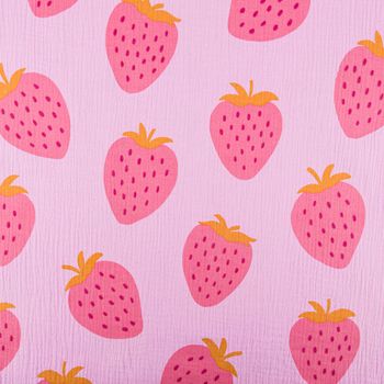 Musselin Stoff STRAWBERRIES Erdbeeren groß hell lila pink 1,35m Breite