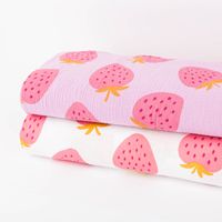 Musselin Stoff STRAWBERRIES Erdbeeren groß hell lila pink 1,35m Breite