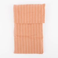 88124-Tischlaeufer-aus-Baumwolle-gestreift-hellbraun-weiss-50x140cm-von-Linen-und-More-IMG-KW25-102.jpg Tischläufer in hellbraun mit weißen Nadelstreifen verpackt in Stofftasche