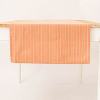 88124-Tischlaeufer-aus-Baumwolle-gestreift-hellbraun-weiss-50x140cm-von-Linen-und-More-IMG-KW25-106.jpg Tischläufer in hellbraun mit weißen Nadelstreifen frontalansicht auf tisch