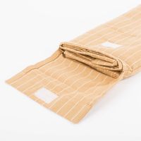 88127-Tischlaeufer-aus-Baumwolle-gestreift-sandgelb-weiss-50x140cm-von-Linen-und-More-IMG-KW25-119.jpg Tischläufer in sandgelb mit weißen Nadelstreifen in geöffneter STofftasche