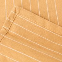 88127-Tischlaeufer-aus-Baumwolle-gestreift-sandgelb-weiss-50x140cm-von-Linen-und-More-IMG-KW25-123.jpg Tischläufer in sandgelb mit weißen Nadelstreifen detail ecke