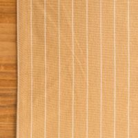 88127-Tischlaeufer-aus-Baumwolle-gestreift-sandgelb-weiss-50x140cm-von-Linen-und-More-IMG-KW25-124.jpg Tischläufer in sandgelb mit weißen Nadelstreifen detal seitensaum