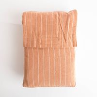 tischdecke in hellbraun mit weißen Streifen verpackt in stofftasche