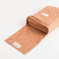 88129-Tischdecke-aus-Baumwolle-gestreift-hellbraun-weiss-140x300cm-von-Linen-und-More-IMG-KW25-135.jpg tischdecke in hellbraun mit weißen Streifen verpackt in stofftasche geöffnet