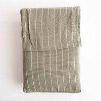 Tischdecke in olivgrün mit weißen Nadelstreifen in stofftasche verpackt