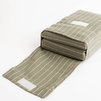 88145-Tischdecke-aus-Baumwolle-gestreift-olivgruen-weiss-140x300cm-von-Linen-und-More-IMG-KW25-128.jpg Tischdecke in olivgrün mit weißen Nadelstreifen in geöffneter stofftasche