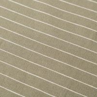 88145-Tischdecke-aus-Baumwolle-gestreift-olivgruen-weiss-140x300cm-von-Linen-und-More-IMG-KW25-131.jpg Tischdecke in olivgrün mit weißen Nadelstreifen detail stoffstruktur