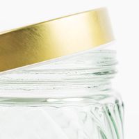 Detail goldfarbiger Deckel mit Perforierung geöffnet