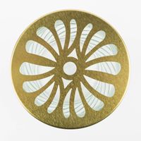 88172-Vase-aus-Glas-mit-perforiertem-Deckel-aus-Metall-diagonale-Linien-hellgruen-gold-verschiedene-Groessen-IMG-KW25-432.jpg Detail goldfarbiger Deckel mit Perforierung