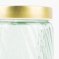 88172-Vase-aus-Glas-mit-perforiertem-Deckel-aus-Metall-diagonale-Linien-hellgruen-gold-verschiedene-Groessen-IMG-KW25-433.jpg Detail goldfarbiger Deckel mit Perforierung seitenansicht