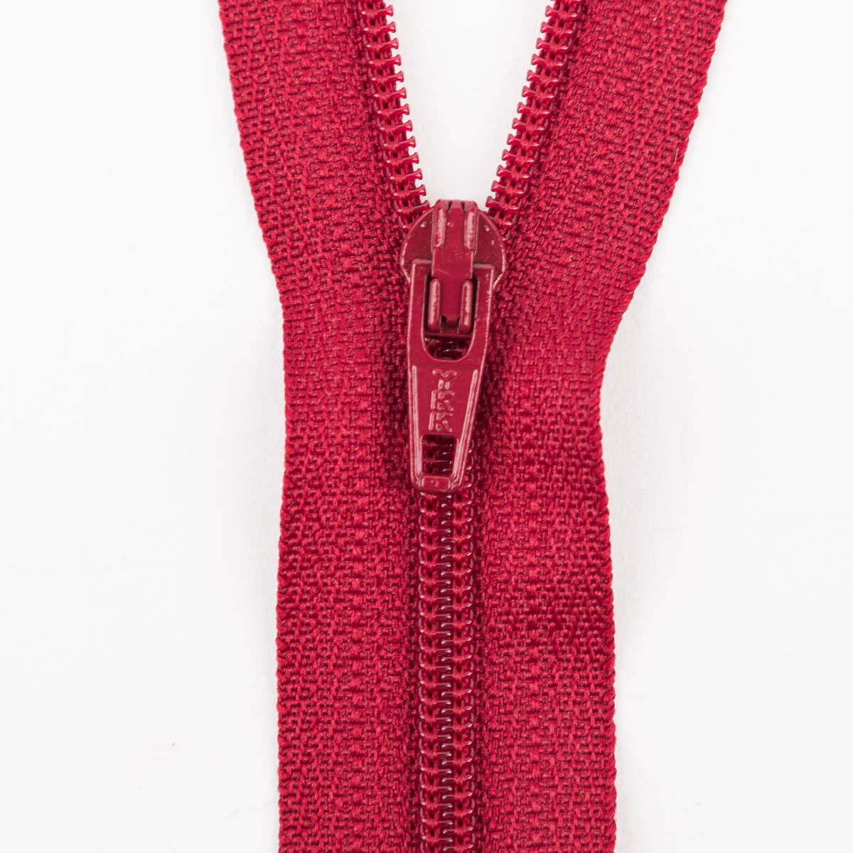 SCHÖNER LEBEN. YKK Reißverschluss nicht teilbar Kunststoffspirale 20cm granat
