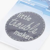 88468-Applikation-little-trouble-maker-gelasert-selbstklebend-aufbuegelbar-Jeansstoff-blau-60mm-von-Prym-IMG-KW27-055.jpg Applikation little trouble maker gelasert selbstklebend/aufbügelbar Jeansstoff blau 60mm von Prym